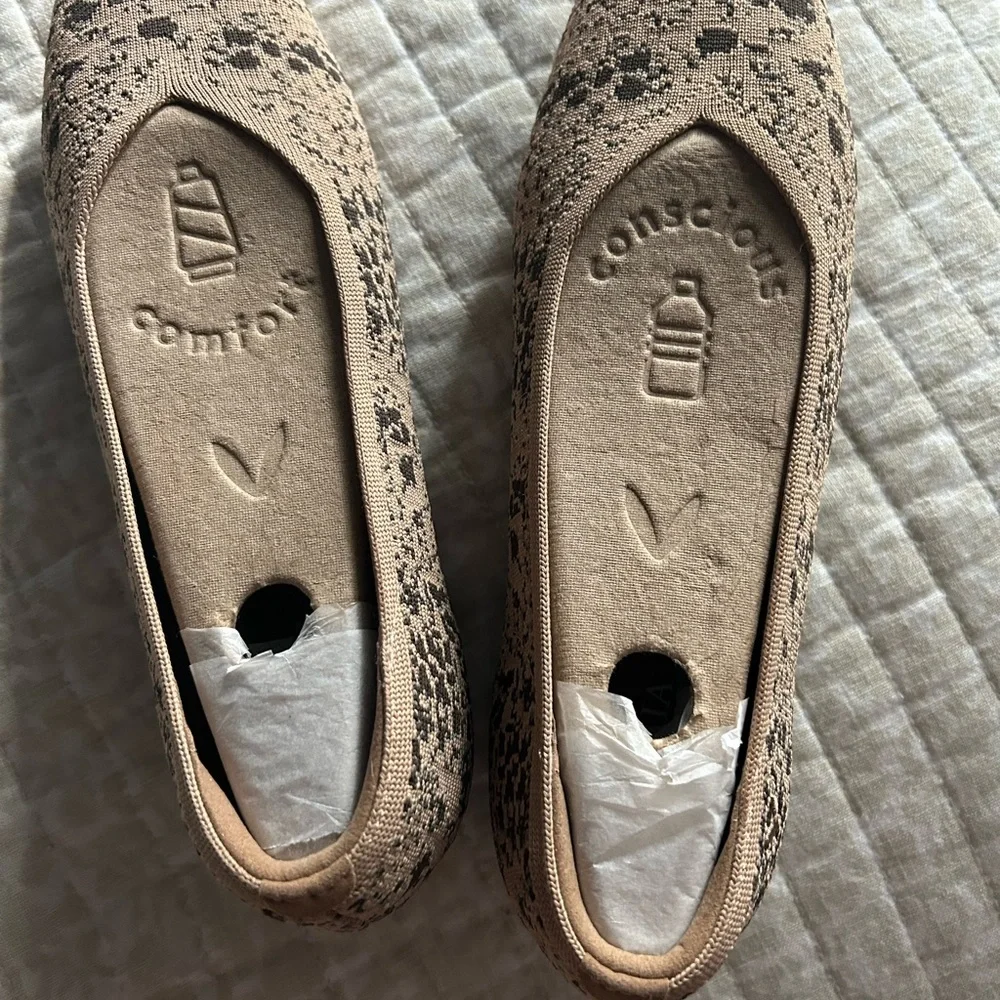 Tan and Black Intricate Lace Flats with Rounded Toe
